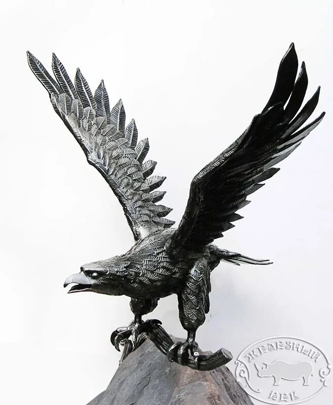 Орел из металла. Кованый Орел из металла. Орел из железа. Кованый орёл скульптура.