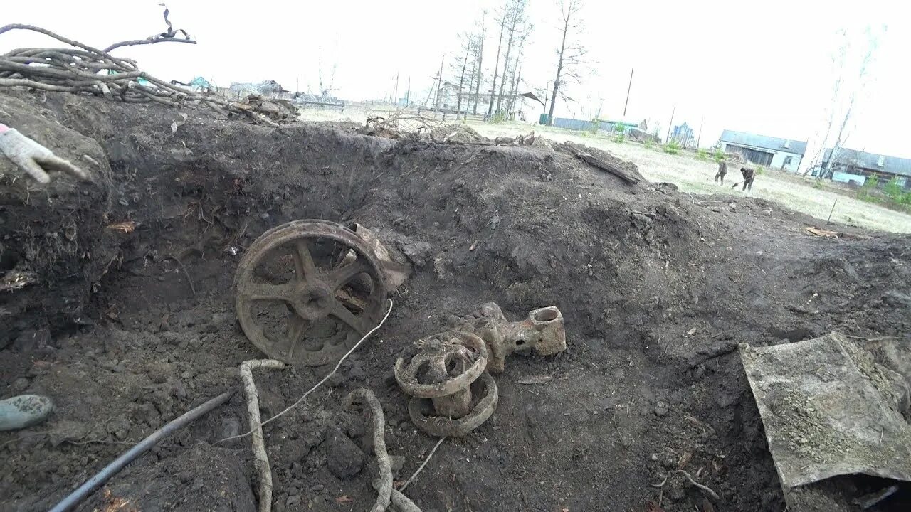 Метал яма. Находки металла. находки тракторов в лесу. металлолом в тайге.
