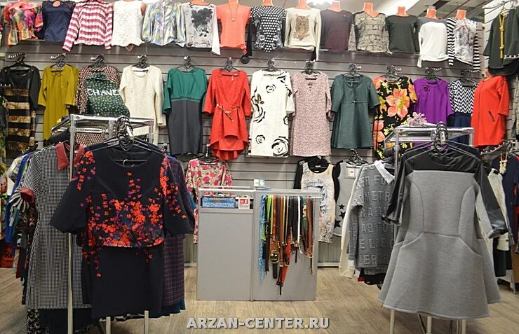 Павильон одежда. Женская одежда на рынке. Павильон с одеждой на рынке. Павильон одежда. Павильон одежда.