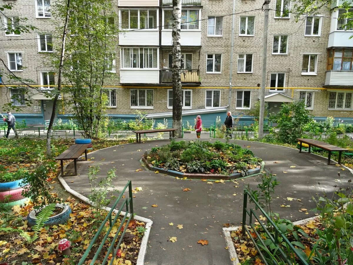 Непарадный кисловодск. Китай город москва дворы. Дворы улицы репина. Двор в городе. Улица репина на васильевском острове.