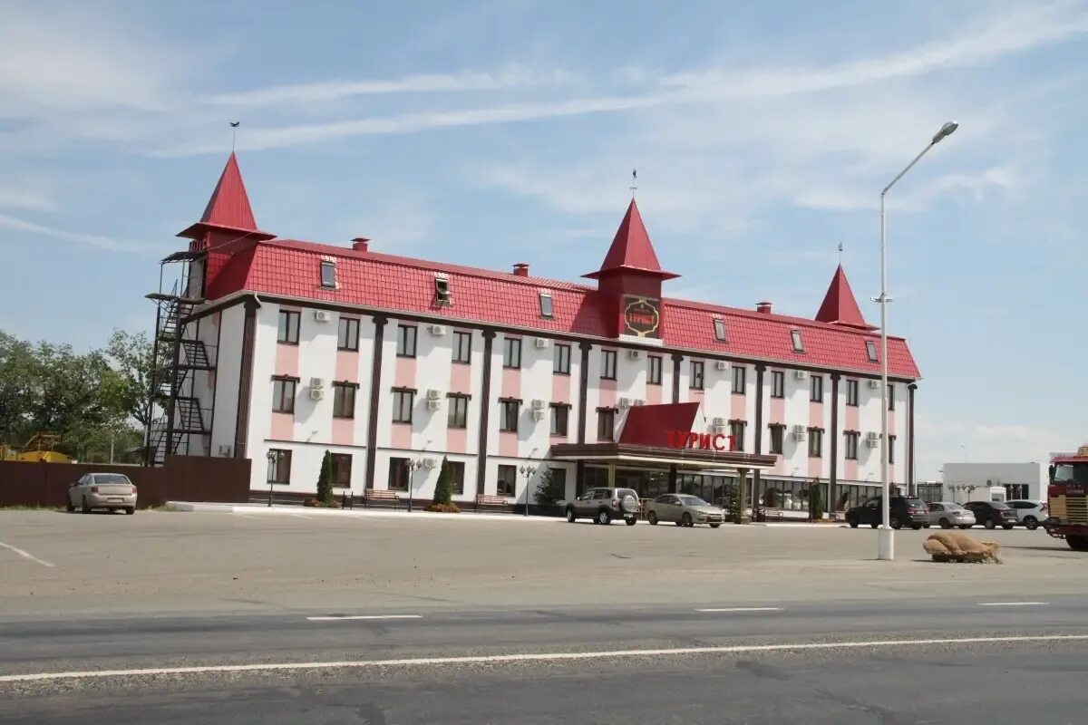 Придорожный саратовская область. Мотель Альтаир Курск. Мотель Саратов. Замок в Саратовской области. Отель замок Саратов.