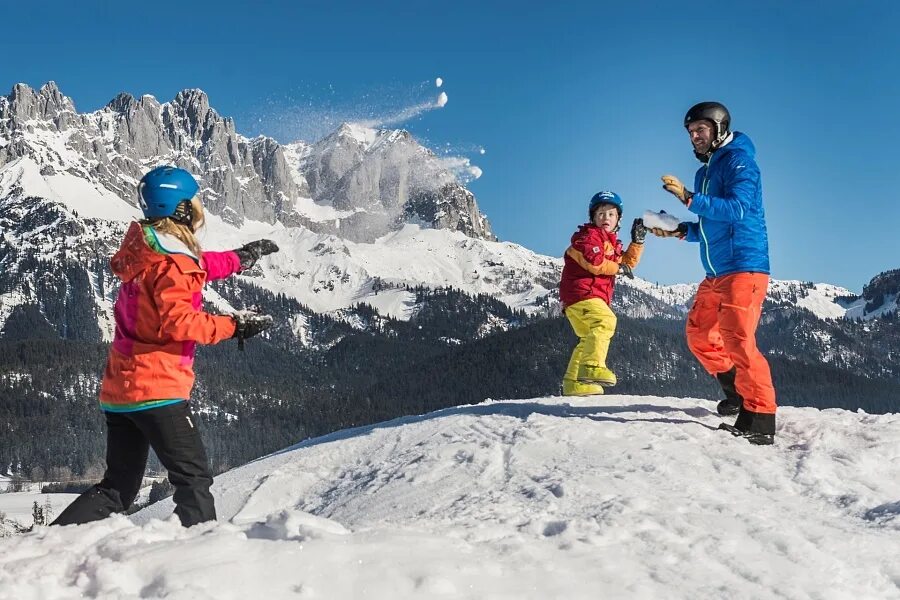 Игра в снежки по взрослому. Snowball Fight. Игра в снежки фото. Математические снежки.