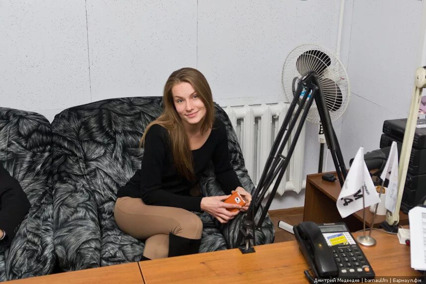 Радио heart fm барнаул. 9. 9 барнаул ведущие. Heart fm логотип. Ведущие hat fm.