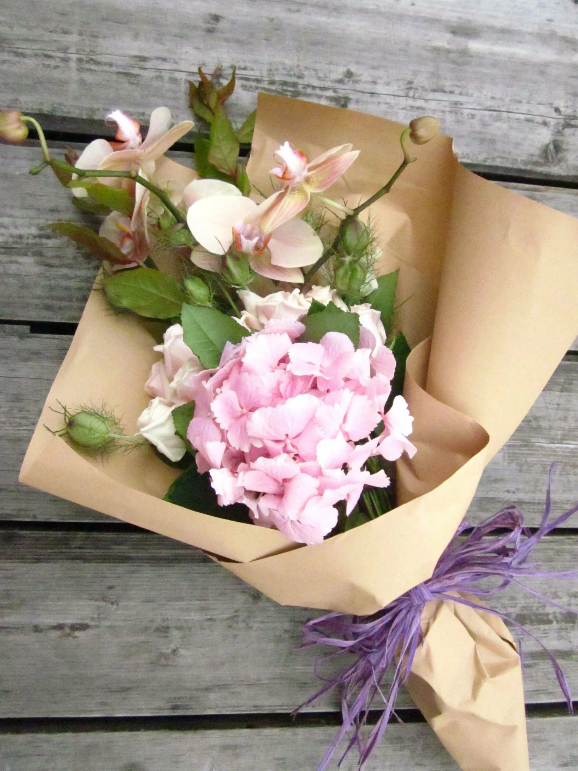 Букет в крафтовой бумаге. Букет с гортензией в крафте. Еловый букет в крафтовой бумаге. Модные букеты. Цветы в крафт бумаге.