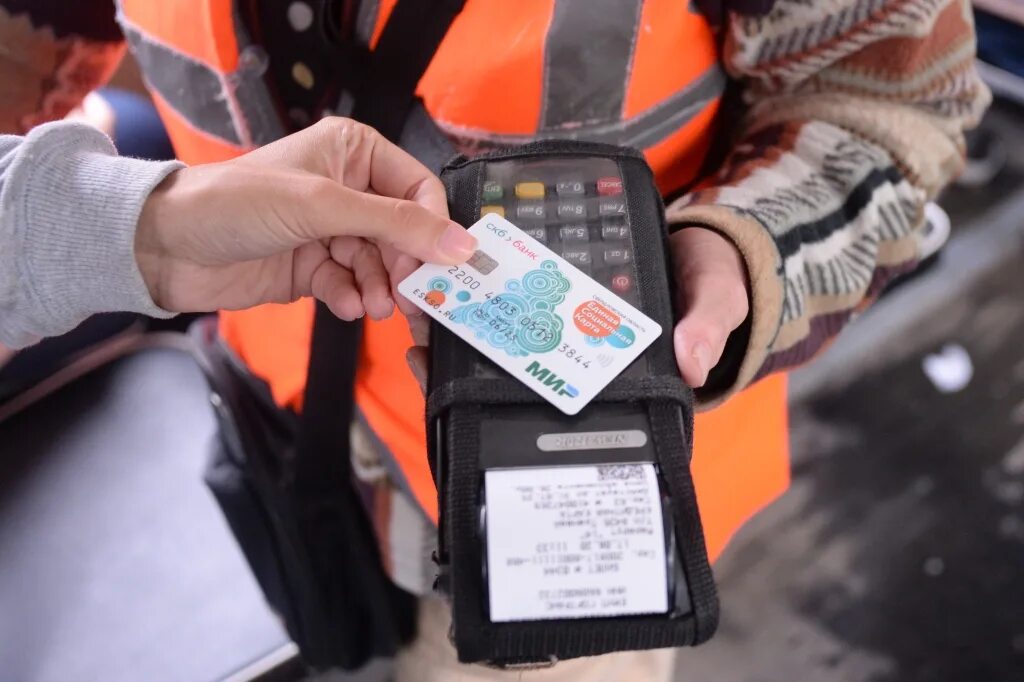 Как пополнить карту на проезд пенсионеру. Социальная карта в автобусе. оплата проезда. оплата картой мир в автобусе. платить картой.