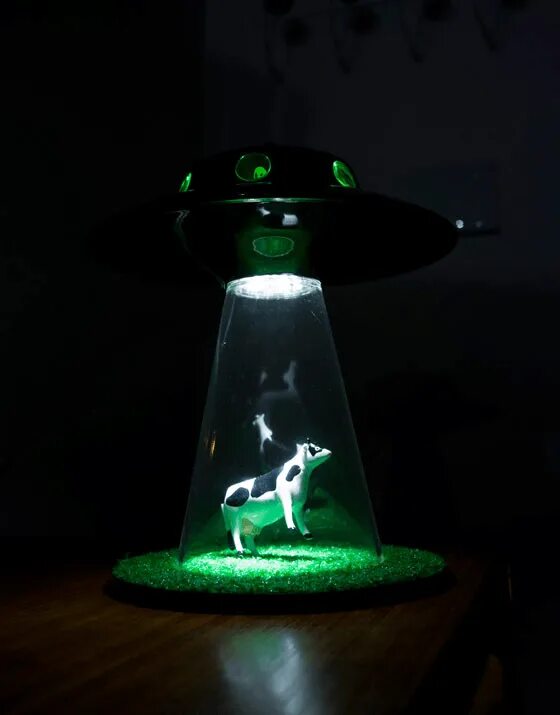 Alien lamp. Ночник the alien abduction lamp. ночник летающая тарелка. настольная лампа в виде летающей тарелки. ночник нло.