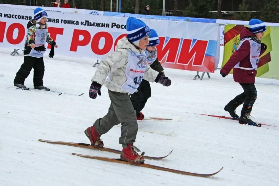 Парню лыжню. Уступите лыжню. уступи лыжню.