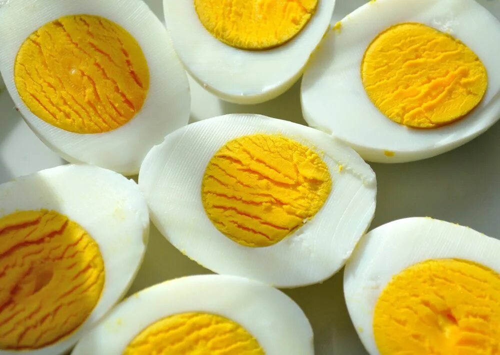 Зеленый желток. Вареное яйцо в разрезе. Яицо варённое в разрезе. Сваренные яйца в разрезе. Разрезанное вареное яйцо.