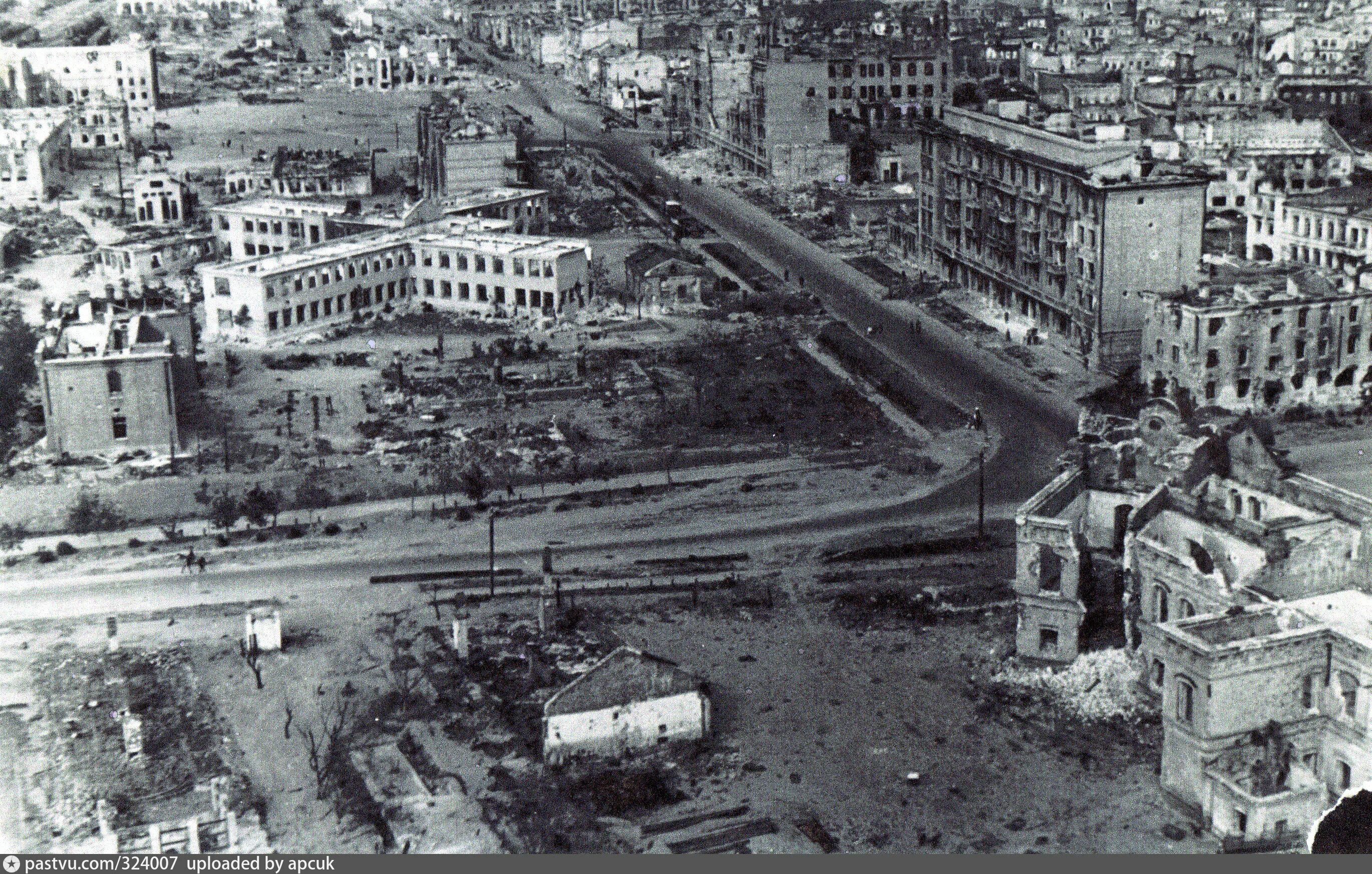 Вокзал Сталинград 1943. Сталинград площадь павших борцов 1942. Центр Сталинграда 1940. Волгоград 1942. Разрушенный волгоград