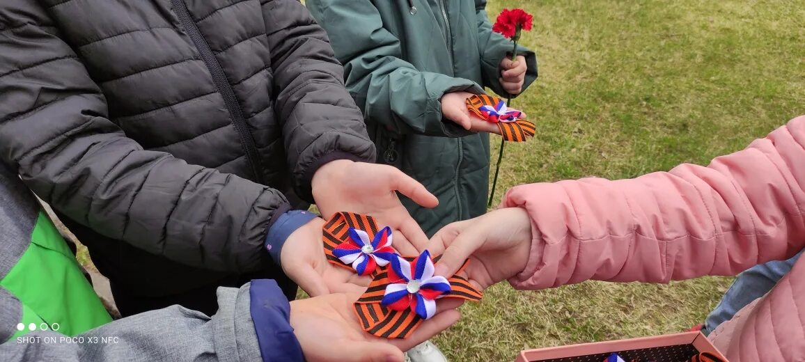 Акция георгиевская ленточка в школе. Георгиевская лента в школе. Георгиевская ленточка в школу. Ребята проводят акцию Георгиевская ленточка.