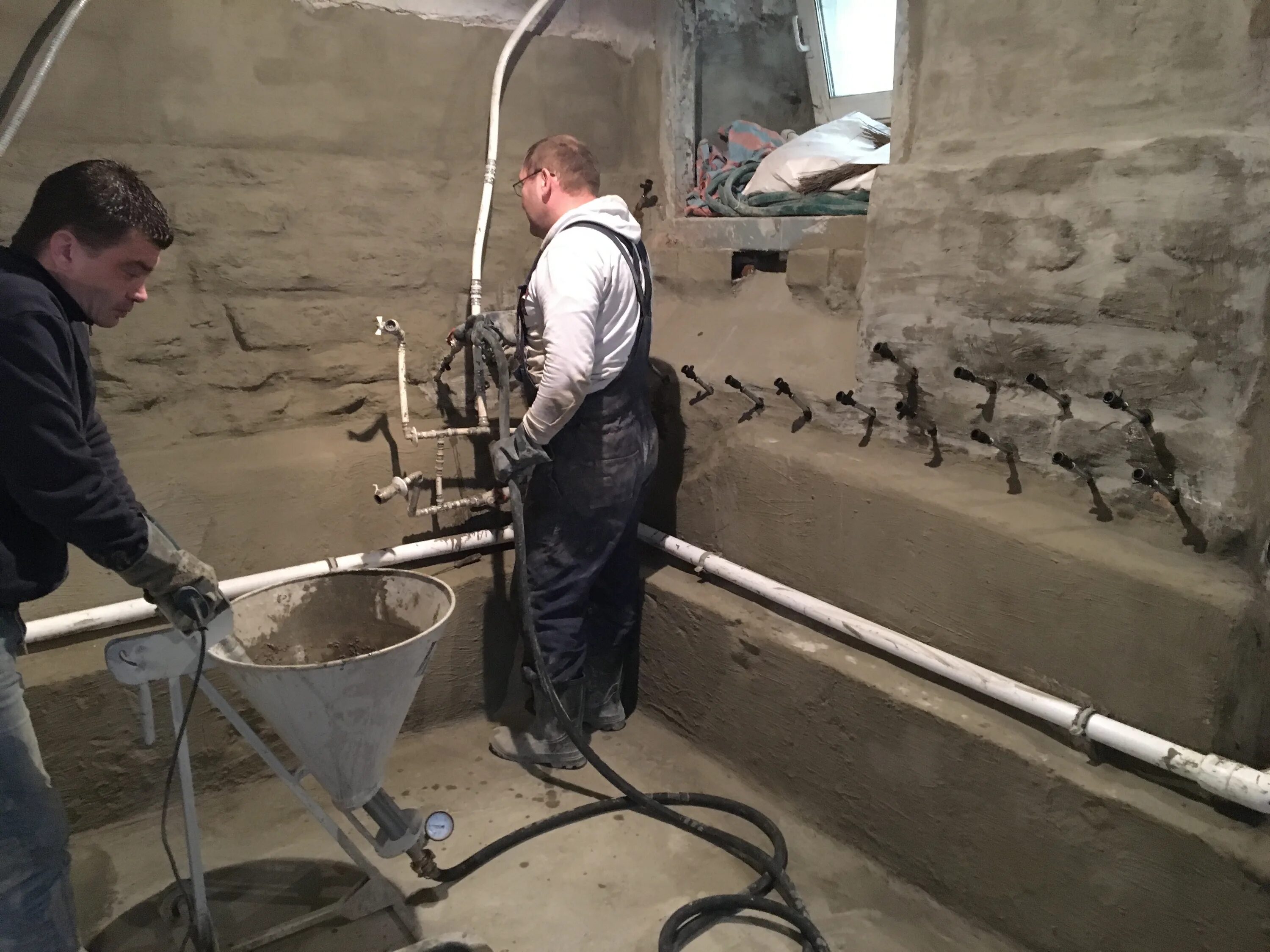 увлажнение поверхности бетон. гидроизоляция методом инъектирования технология. торкрет-штукатурка "эмако 5410". бетон под давлением. торкретирование бетона.