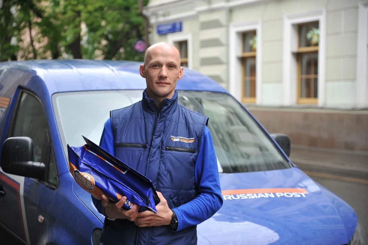 курьер почта россии. российские почтальоны. доставщик документов. курьер почтальон. работник почты.