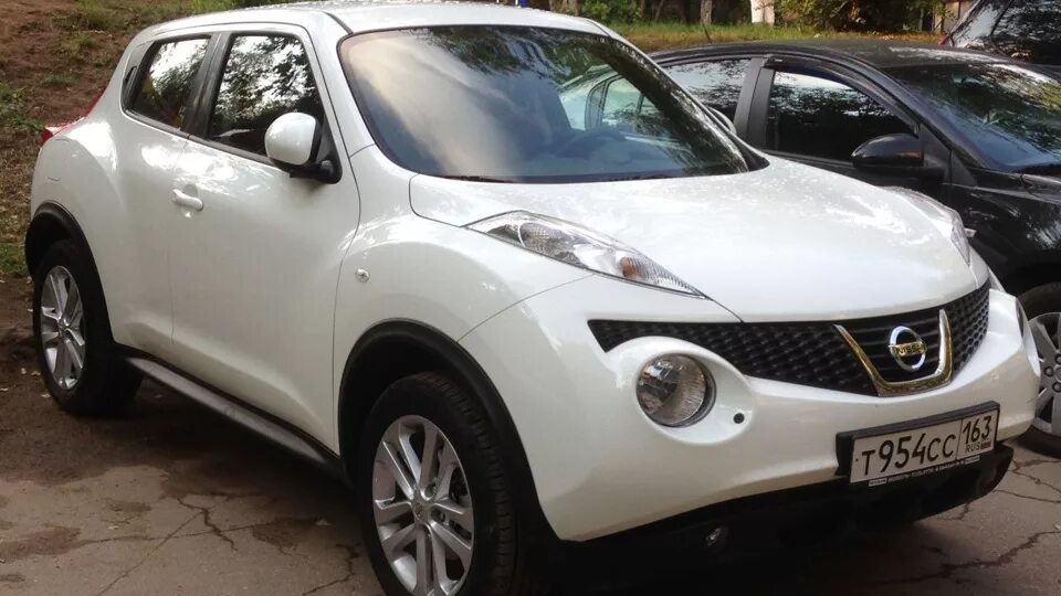 Как называется белый жук. Ниссан Жук белый. Nissan Juke белый старый. Машина Жук 4 двери