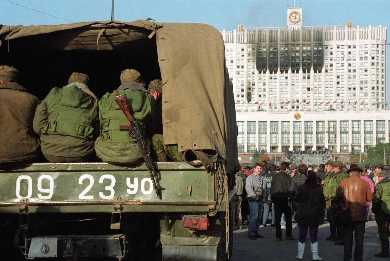 октябрь 1993 штурм останкино. белый дом в москве 1993 горит. октябрьский путч 1993. октябрьский путч 1993. белый дом штурм 1993.