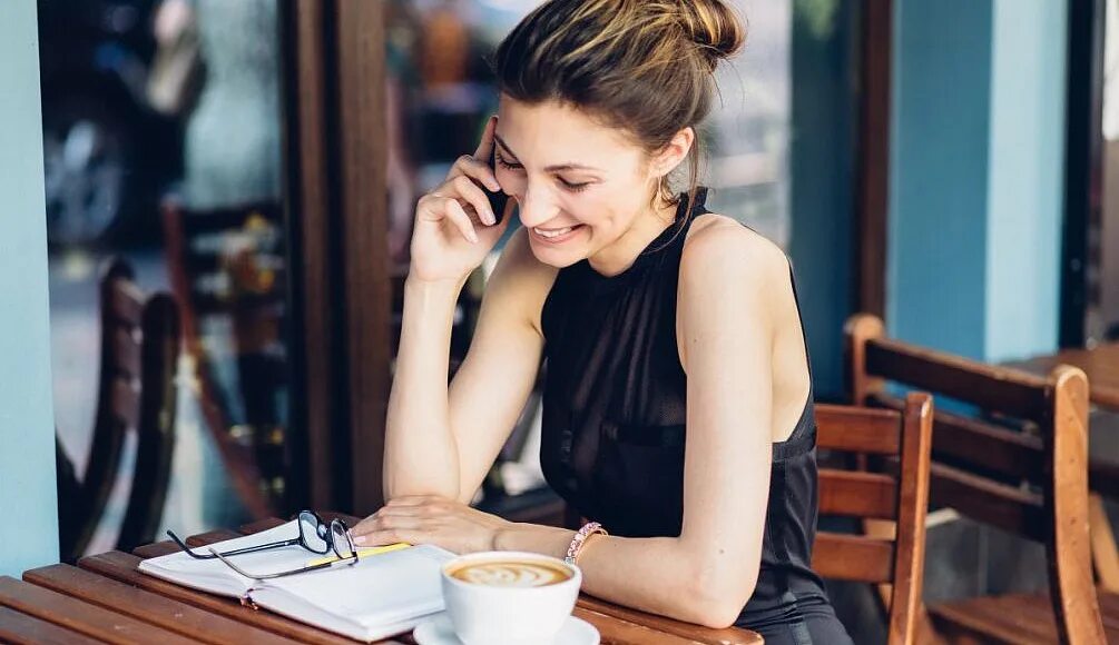 Девушка разговаривает по телефону на улице. Девушка с трубкой телефона. Девушка с домашним телефоном. Это девушка разговаривает. Говорит по телефону.