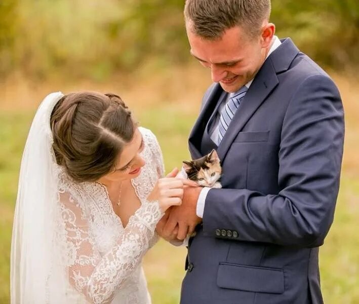 Жених и невеста. Жених дарит кольцо невесте. Персиковая свадьба жених и невеста. Жених надевает кольцо. Свадебная фотосессия с родителями.