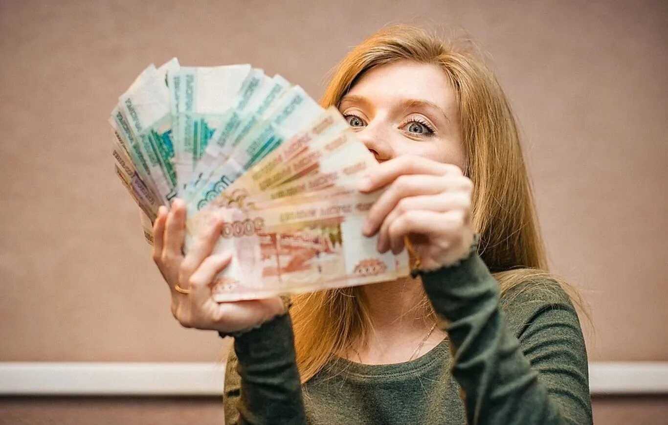 Девушка с рублями. Женщина с деньгами. Деньги россиянам. Человек с деньгами. Гроши получаю