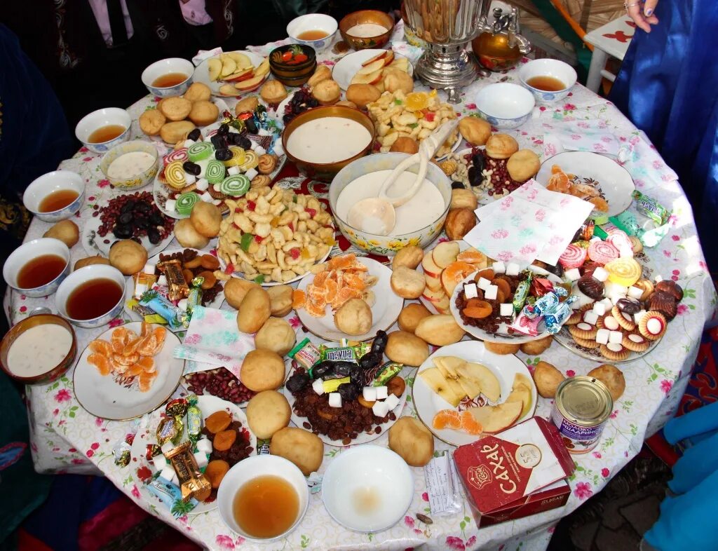 Какие блюда на наурыз. Хайт дастурхони. Традиция дастархан казахская традиция. Наурыз Казахстан дастархан. С праздником Навруз дастархан.