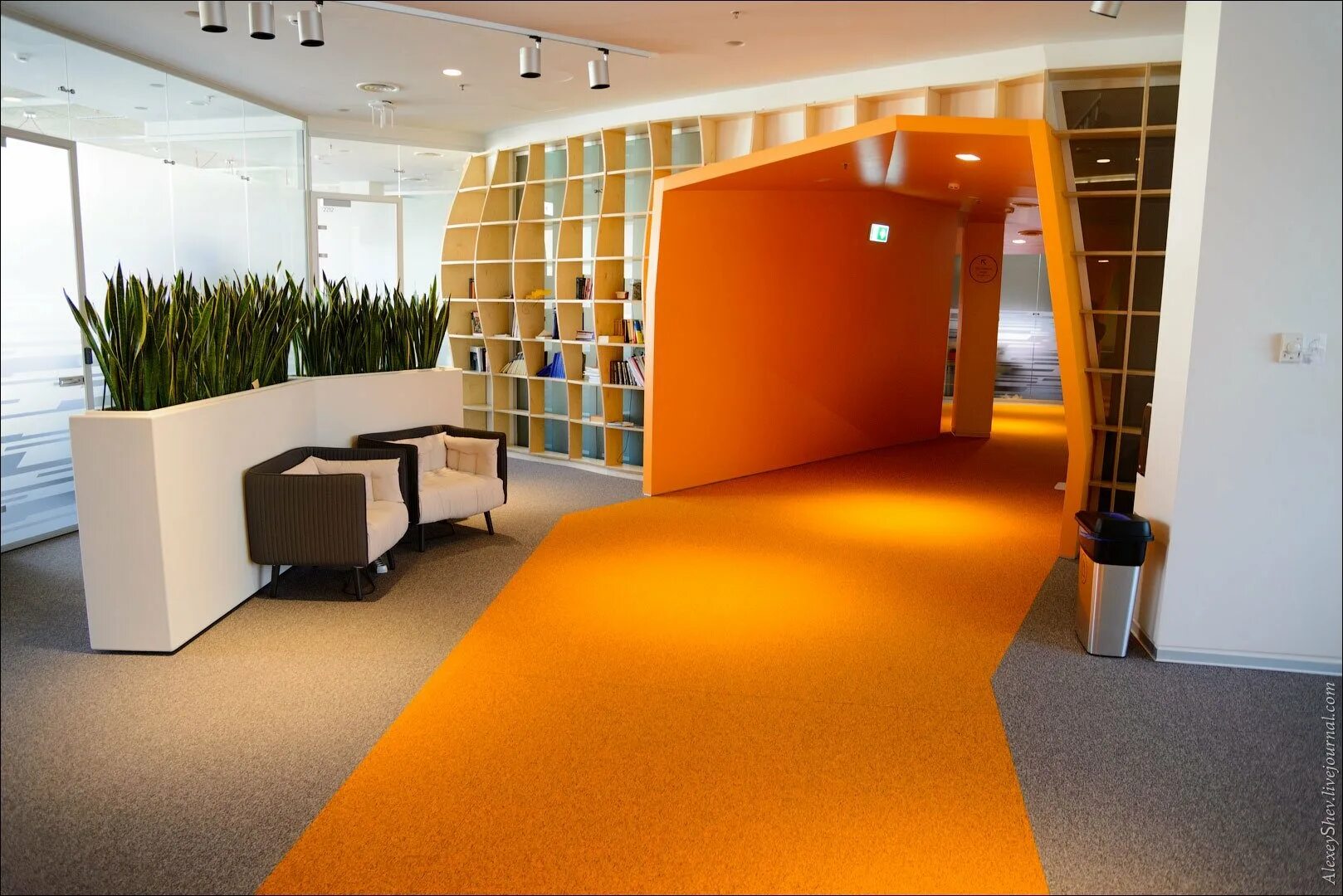 Компания квартира. Офис Яндекс. Оранжевые стены в офисе. Офис Яндекса изнутри. Офис компании Яндекс.