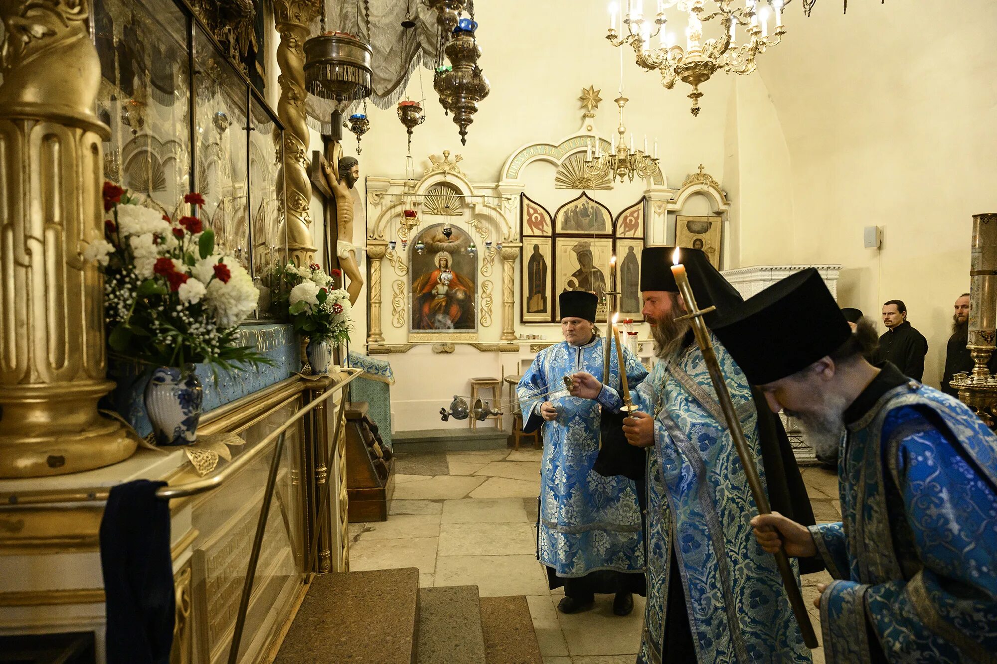 Никольский храм Псково-Печерского монастыря. Никольский храм в Псково Печерском монастыре. Служба в Никольском храме Псково-Печерского монастыря. Псково-Печерский монастырь Никольский храм интерьер.