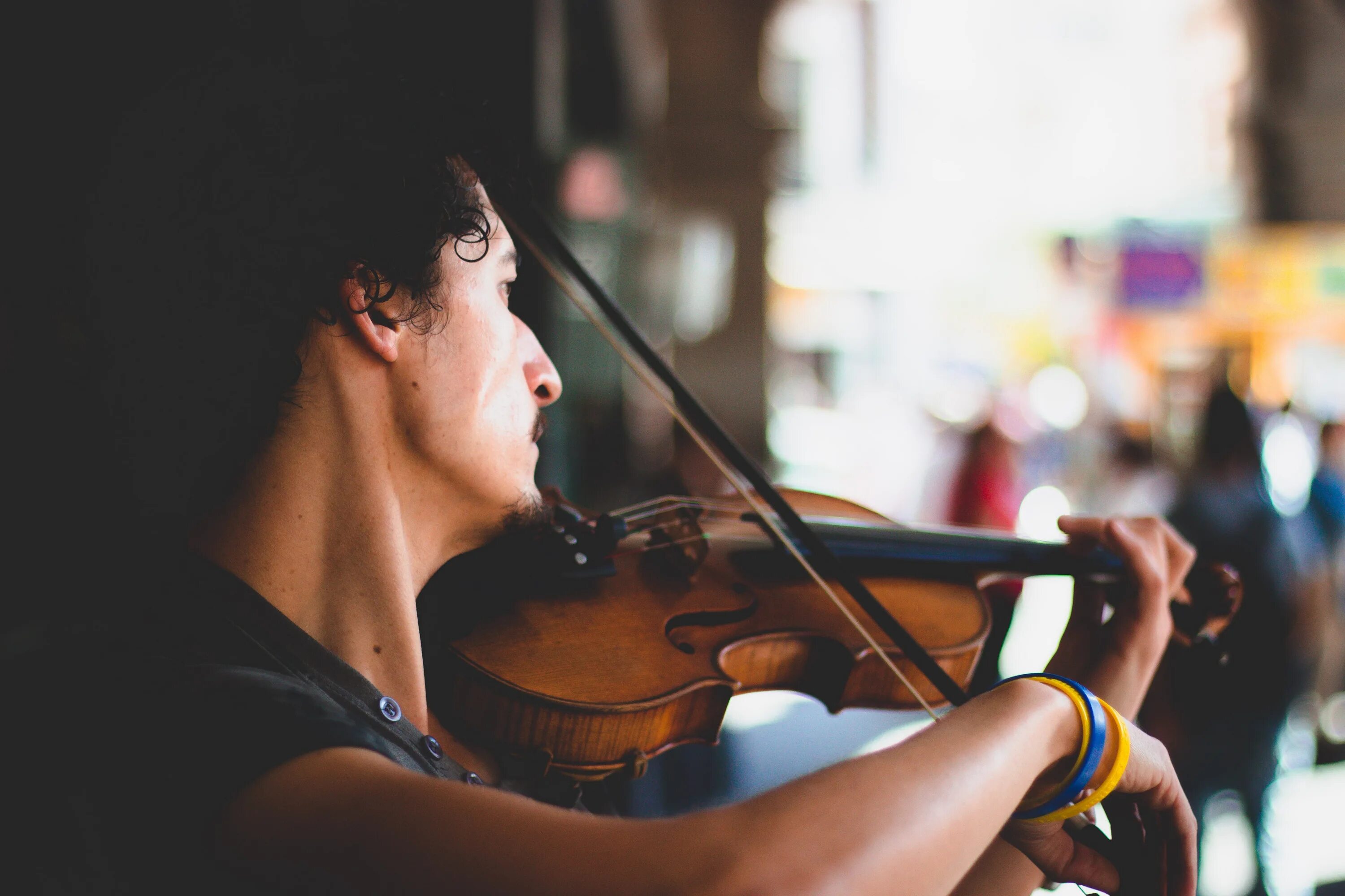 Violin музыка. Музыкант Viola. Художественное фото музыканта. Девушка со скрипкой на закате. Уличная музыка стоковые фото.