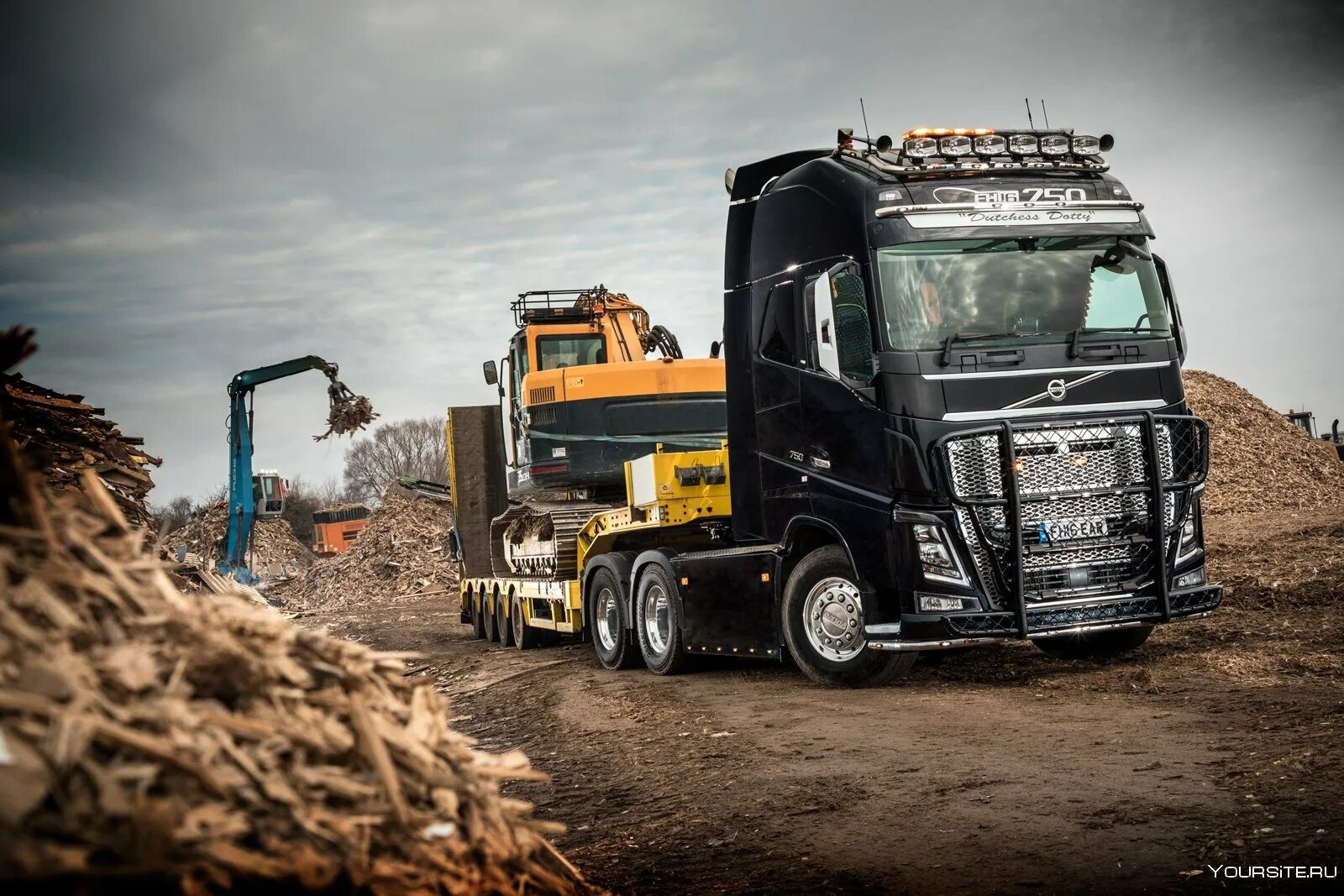 Грузовиков стоимость перевозки. Volvo fh16 750 самосвал. Volvo FH 16 750 трал. Volvo fh16 с тралом. Тягач Volvo FH 16.750 8x4.