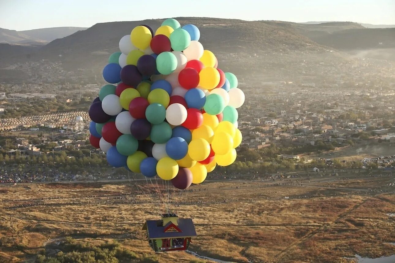 Дом на воздушных шариках. Джонатан Трапп шарах на воздушных. Воздушные шары. Vozdushnyye shar.