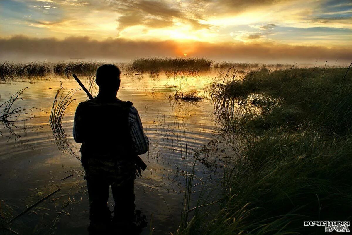 Читать за ночь охотник 10 раз. Пейзаж с рыбаком. Природа на охоте и рыбалке. Охотник на озере. Охотник на закате.