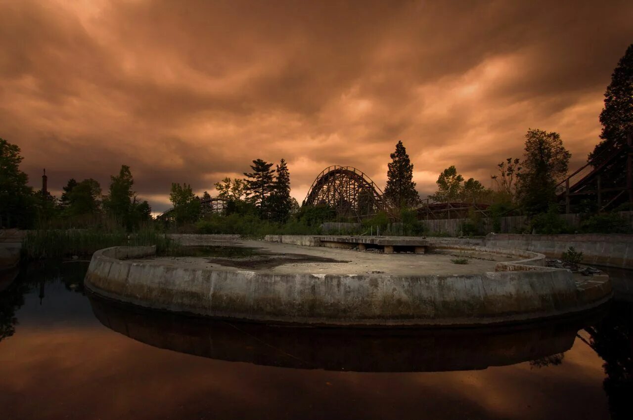Заброшенный парк аттракционов spreepark в берлине. Заброшенный парк атракционов. Самара заброшенный парк аттракционов. Заброшенный парк. Заброшенный парк в мехико.