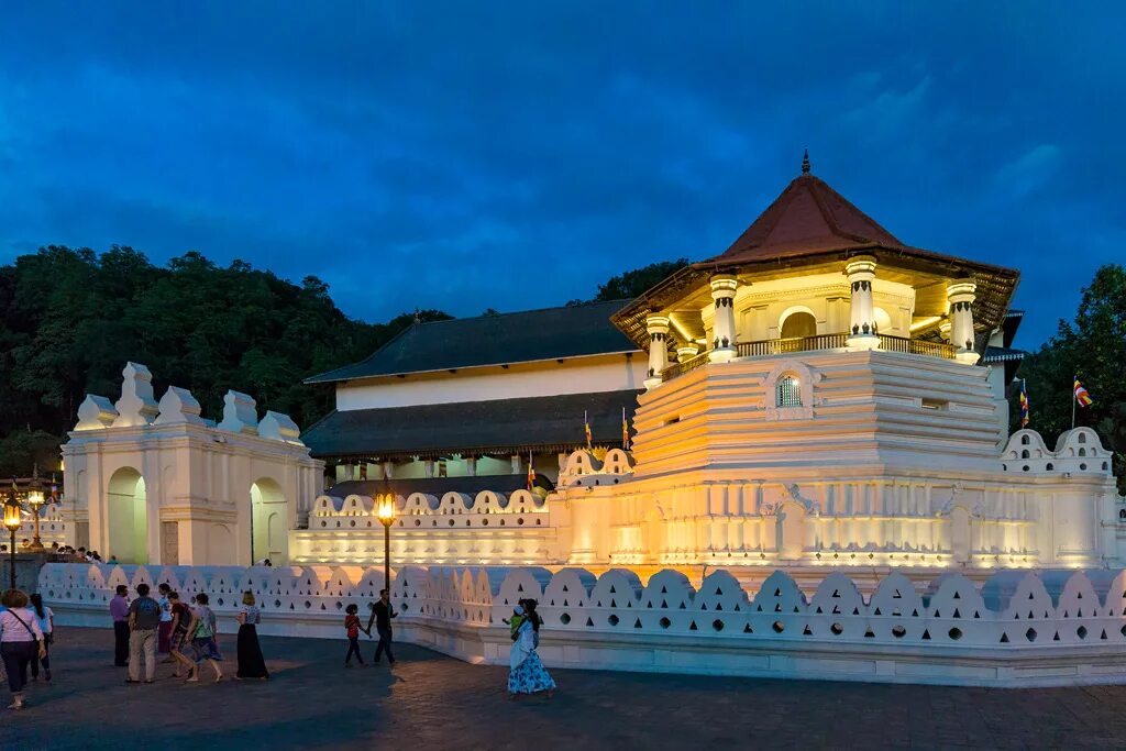 Город канди. Храм зуба Будды в Канди. Канди Шри Ланка. Храм зуба Будды Шри Ланка. Буддийский храм Канди Шри Ланка.