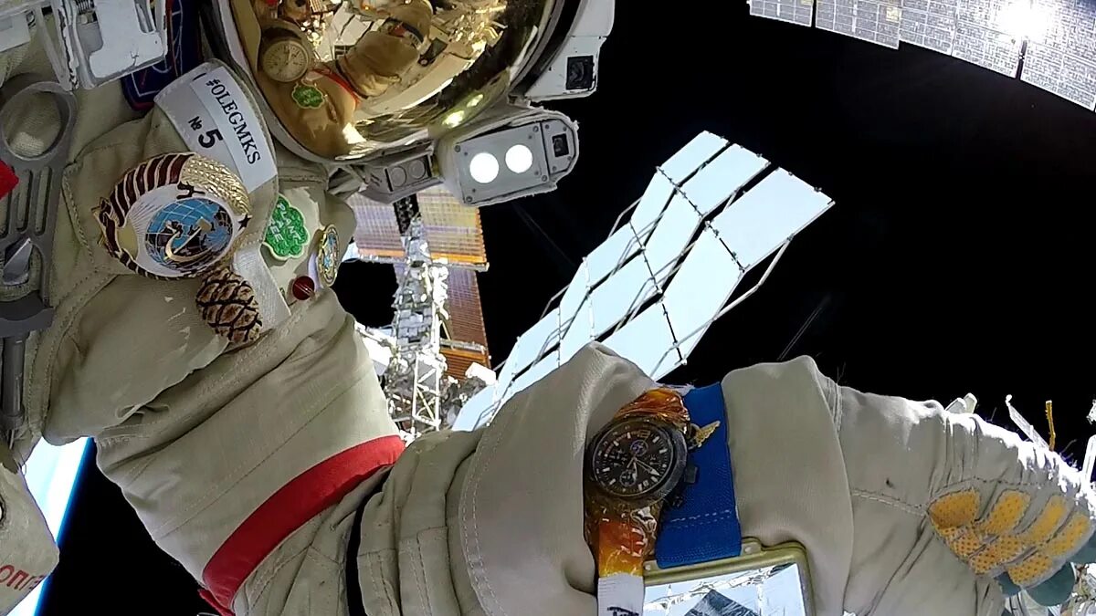 Какие конфеты первыми побывали в космосе. Космонавт в открытом космосе Россия. Космические станции в космосе будущего. Последний космонавт.