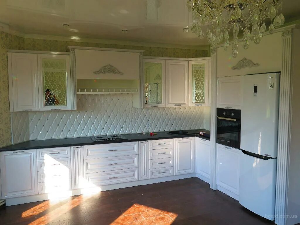 Глинтвейн на кухне. Корпусная мебель димакс. Угловые кухни. Цвет глинтвейн кухонный гарнитур. Кухня блеск.