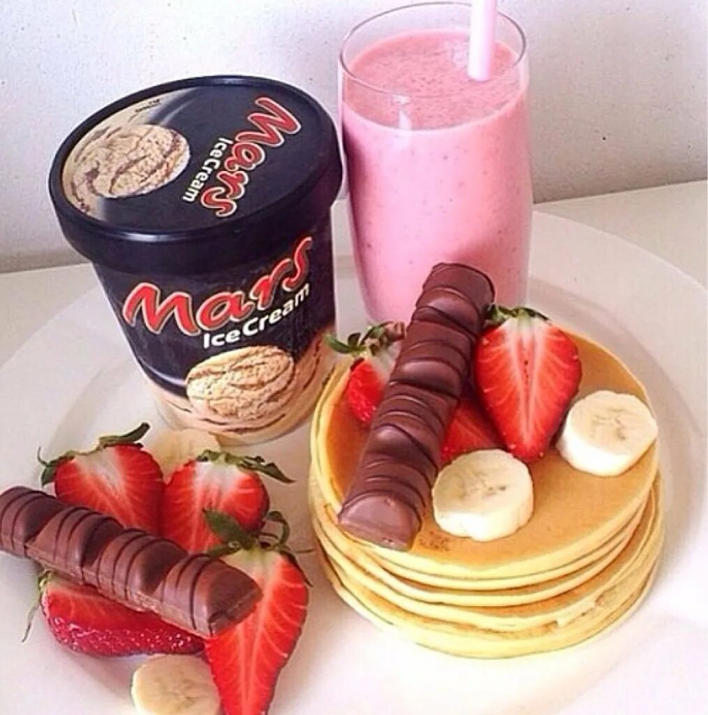 Тарелка со сладостями. Красивые вкусняшки. Еда перекус. Полезный перекус. Пирожные для фуршета.