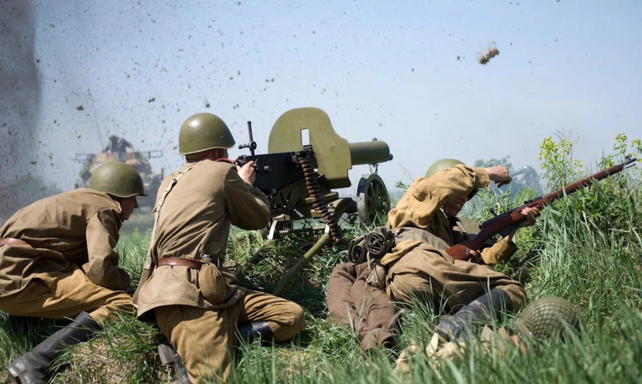 Нападение солдата. Военно-историческая реконструкция "бой за деревню Корпикюля - год 1941",. Советский солдат второй мировой реконструктор. Советские солдаты РККА реконструкция боя. Солдаты РККА атака реконструкция.