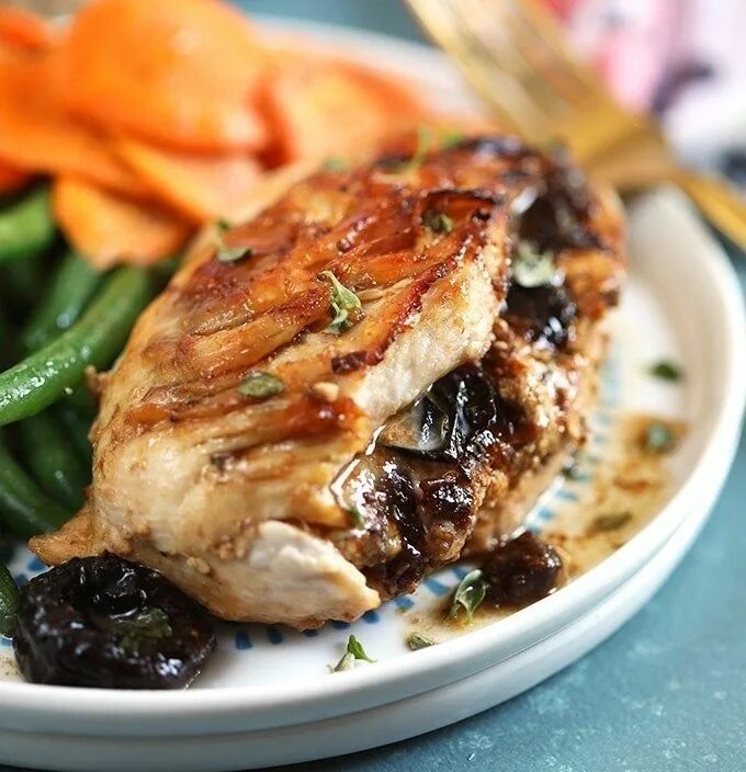 куриное филе с черносливом в духовке. рулетики из куриного филе с черносливом. куриная грудка с черносливом в духовке. запеченная куриная грудка.