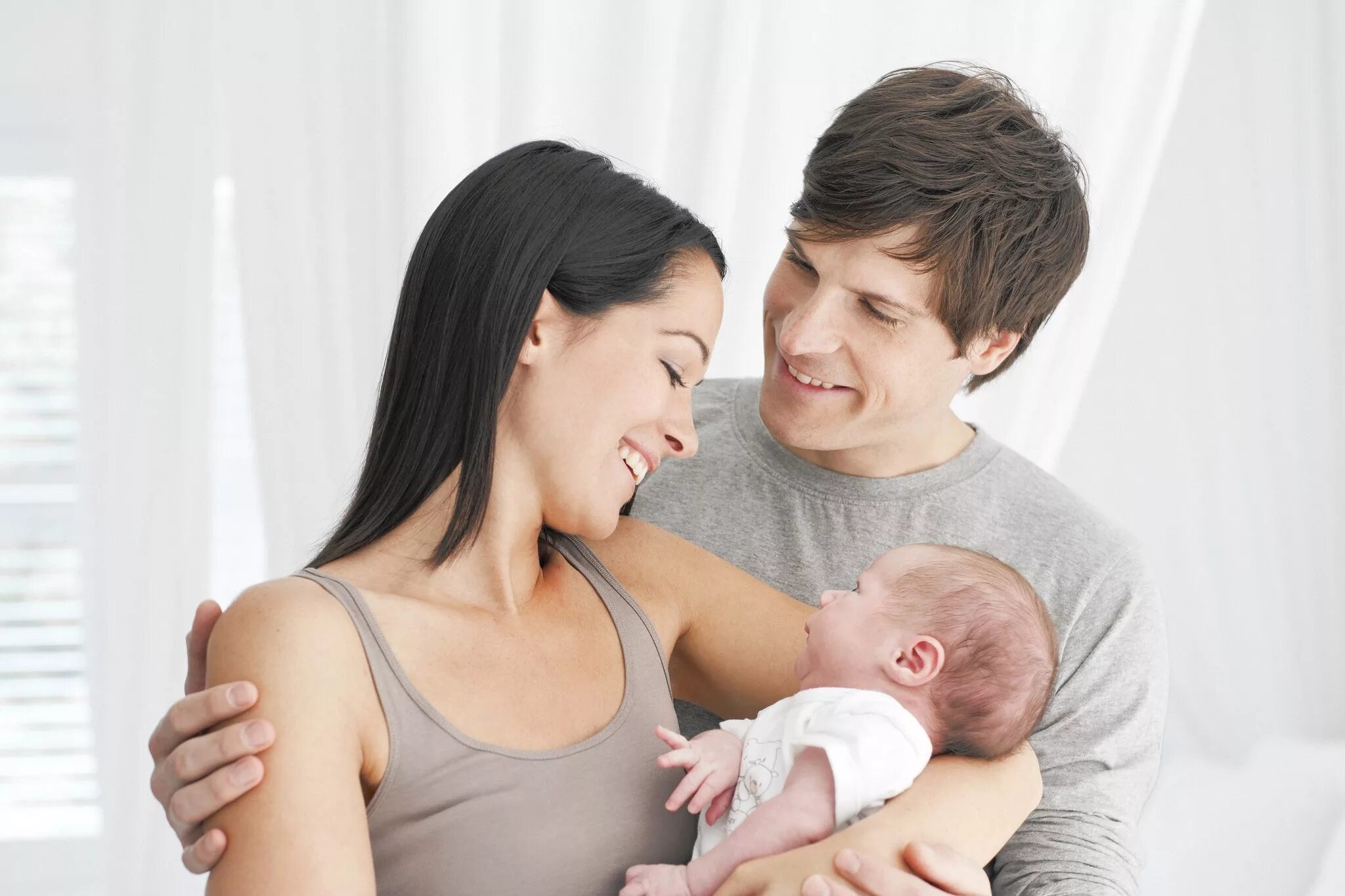 родители и дети. семья с младенцем. молодые родители. взаимоотношения родителей и детей. женщина с ребенком.