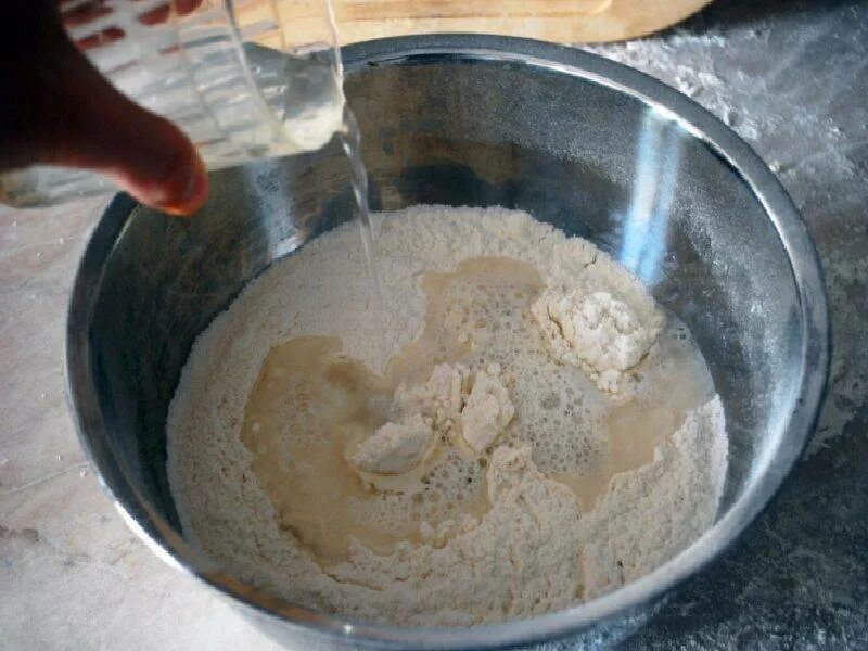 Мука тесто. Замес теста. Тесто в миске. Влить воду в тесто. Приготовление из муки и воды