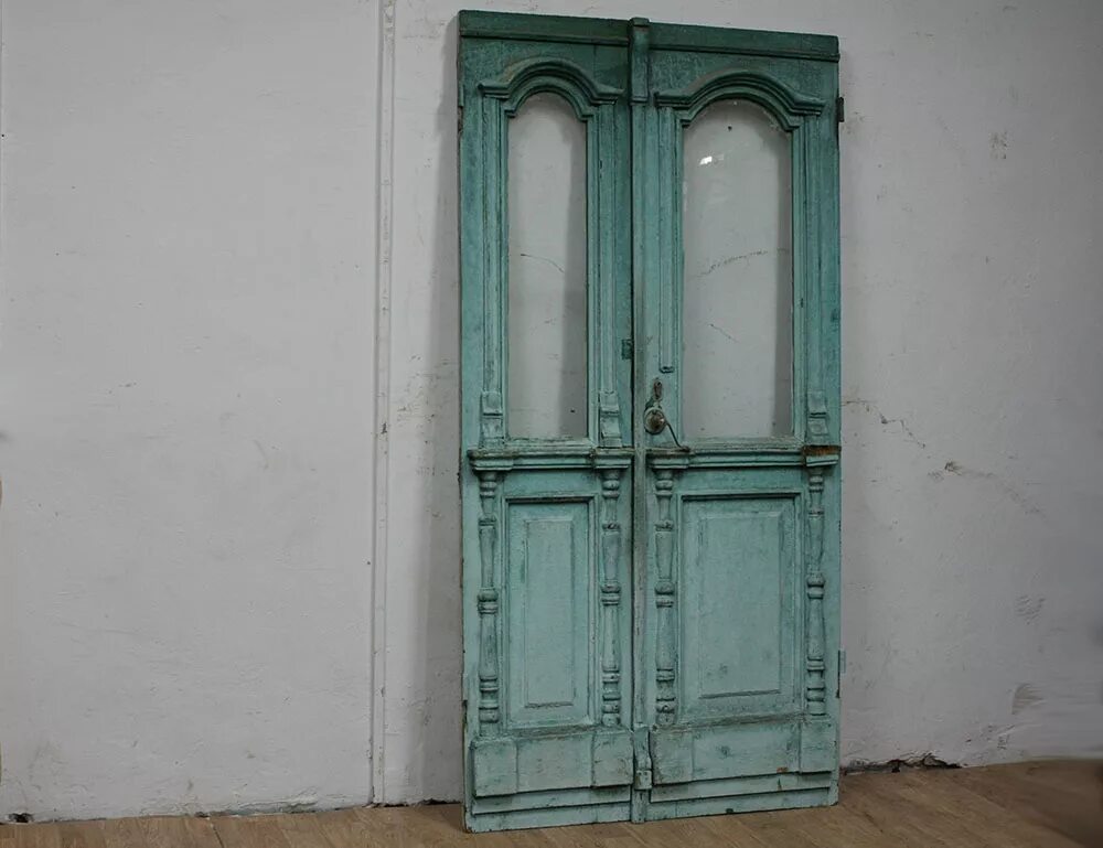 Старинная дверь. Старинные межкомнатные двери. Старые двустворчатые двери. Старинные двустворчатые двери. Куплю старые межкомнатные двери