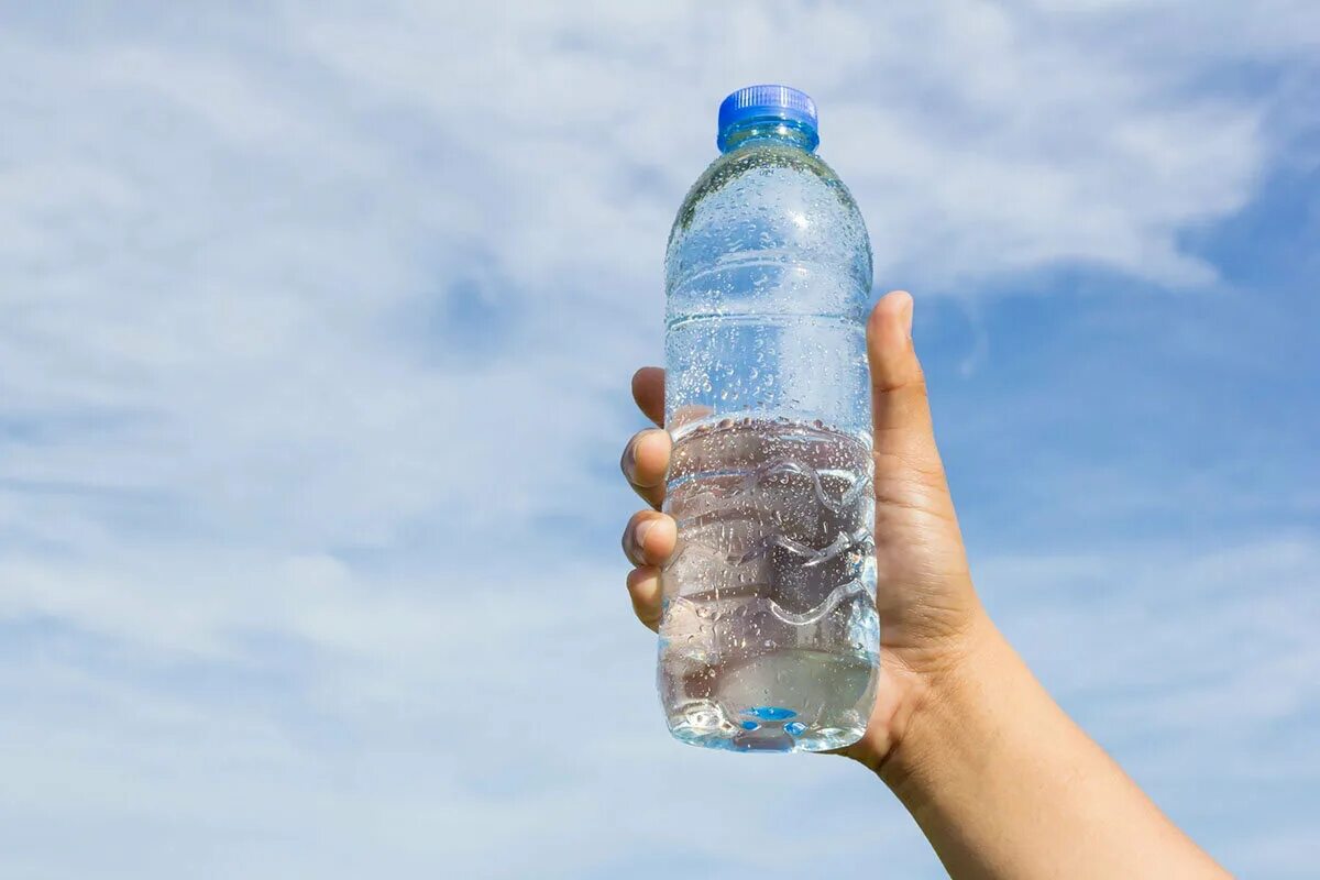 Бутылка для воды. Пластиковая бутылка для воды. Бутылка воды в руке. Питьевые бутылочки для воды. Какую воду стоит пить