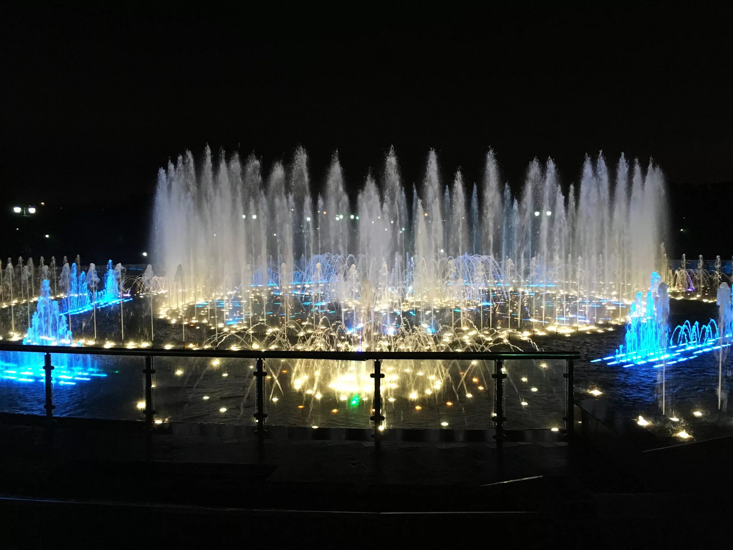 Работают ли фонтаны сейчас. Светомузыкальный фонтан в Царицыно. Парк Царицыно Поющие фонтаны. Царицыно музей-заповедник фонтаны светомузыкальные. Фонтан в Царицыно 2022.