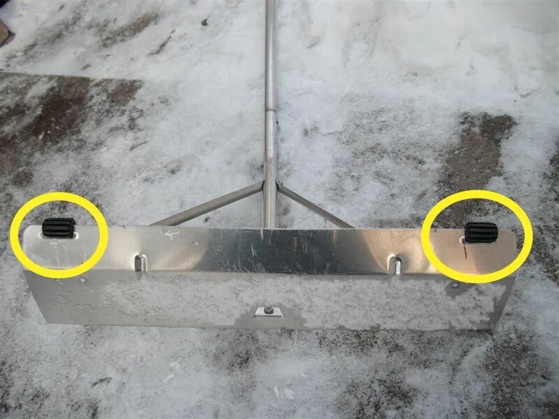 Скребок для теплицы от снега. Приспособа для чистки снега. самодельный скребок для крыши. самодельные приспособления для уборки снега с крыши. самодельный скребок для снега с крыши.