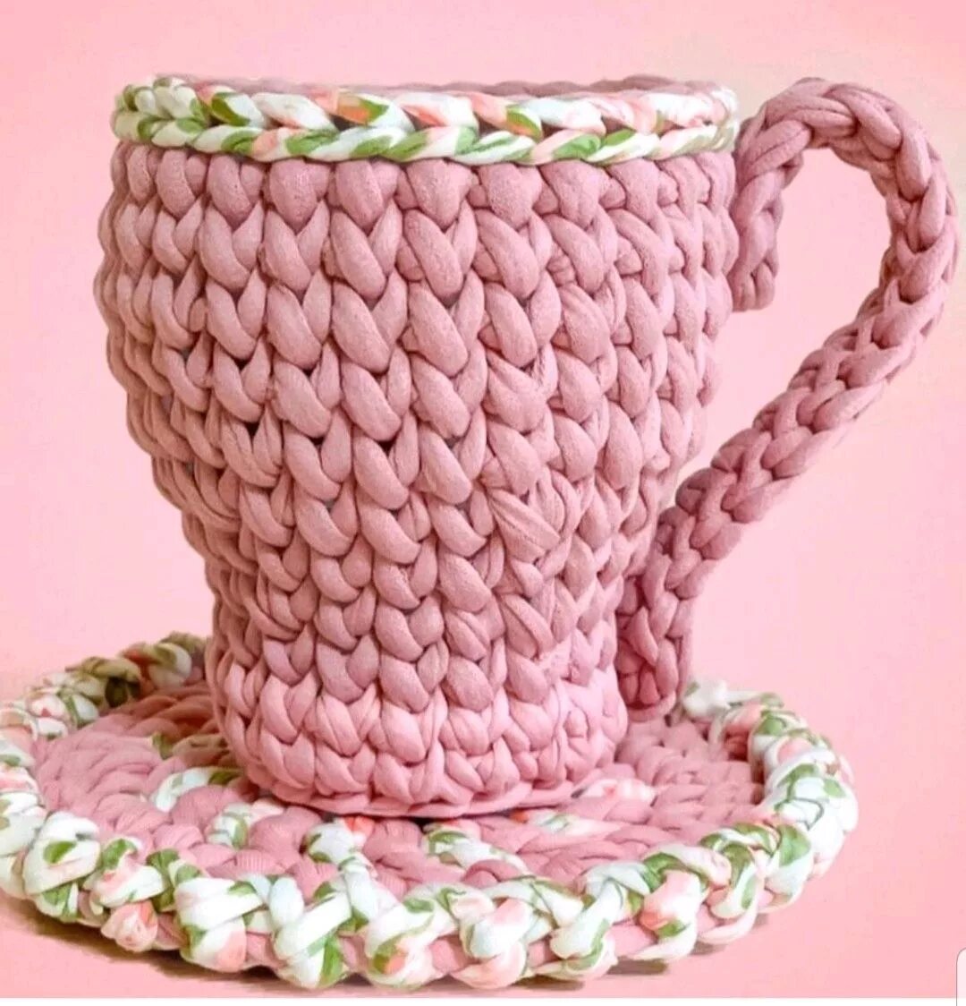 чашка в вязаном чехле. вязаный чехол на кружку. вязаный чехол для кружки. обвязанные кружки. чашка в вязаном чехле.