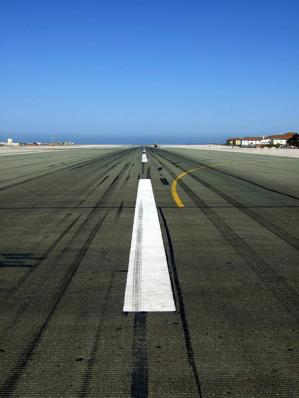 Airport road. Аэропорт Гибралтара ИКАО. Runway в аэропорту. Взлётно-посадочная полоса. Дорога аэродром.