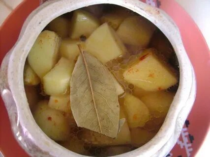 Тушеная картошка в горшочках