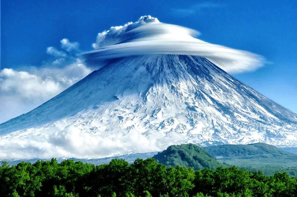Как называется самый большой вулкан. Камчатка Ключевская сопка. Вулкан Ключевская сопка. Камчатский вулкан Ключевская сопка. Камчатка Ключевская сопка извержение.