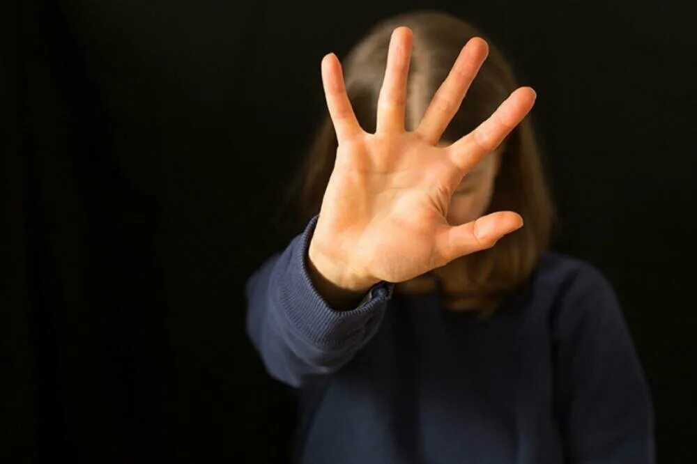 прикрывает лицо рукой. почему закрыли руку. мужчина с прикрытыми глазами. почему закрыли руку. девушка закрывает лицо руками.