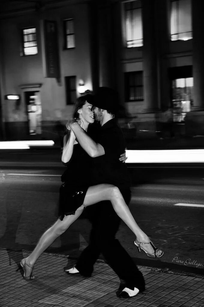 Танго двух девушек. Платье для аргентинского танго. Лесбиян танго. Уругвай танго. Dancing lesbians