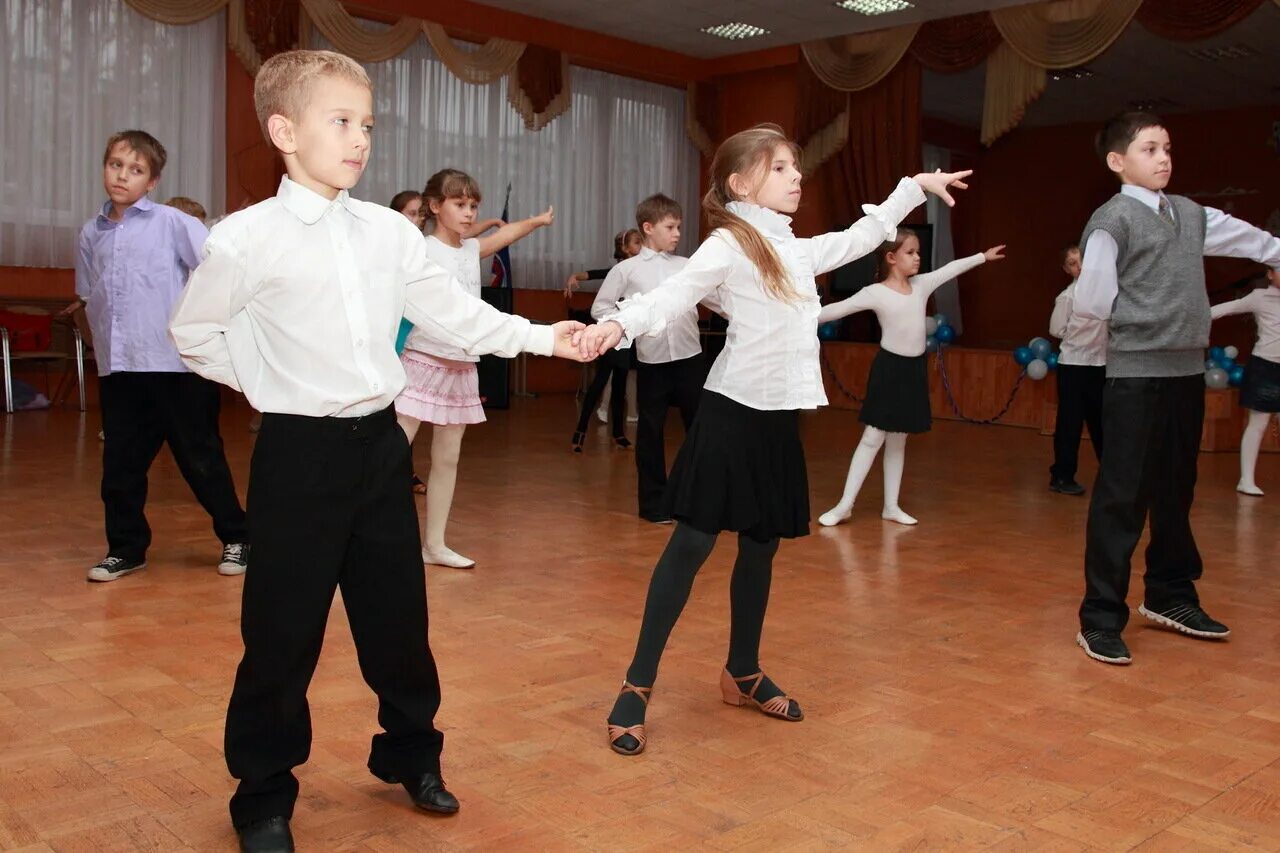 Школа первого танца. Первый танец в школе. Бальный танец первое занятие. Занятия бальными танцами 1975 год фотографии. Бальные танцы Ижевск.