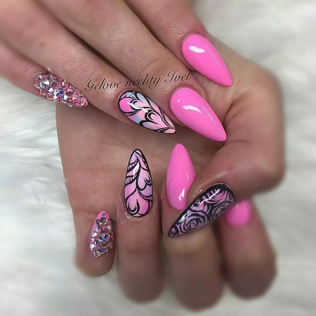 Рисунок на миндальных ногтях. Розовые ногти. Маникюр на миндальные ногти розовый. Розовый маникюр на миндалевидных ногтях. Яркий розовый маникюр.