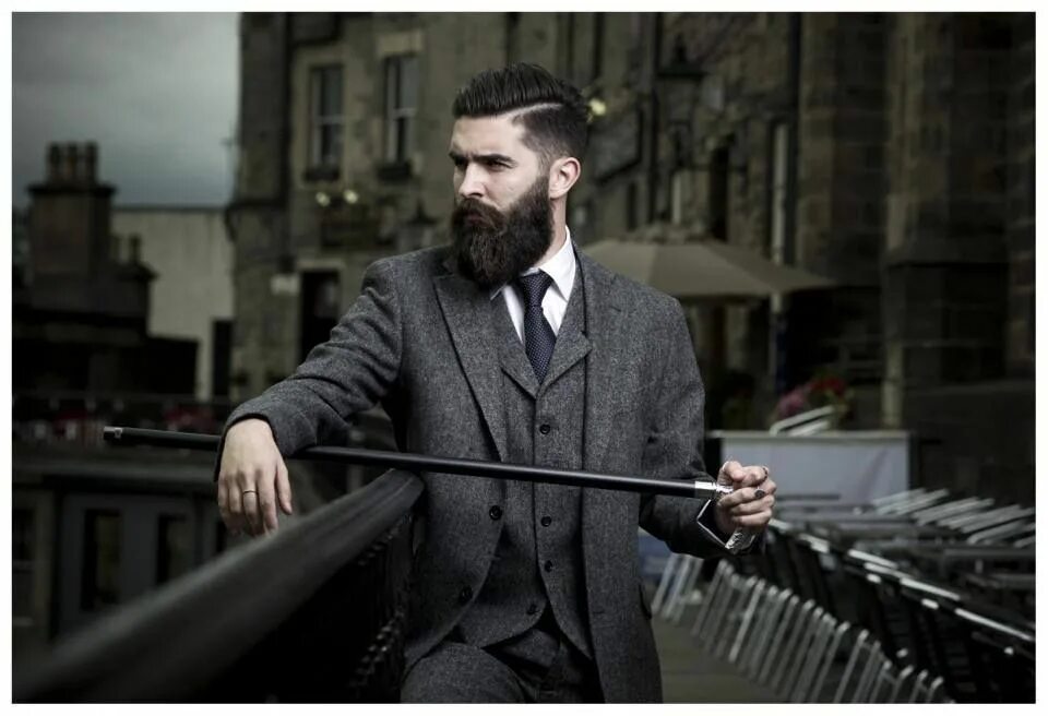 Бородатый мужчина. Национальные чемпионат бороды. Роспись стен мужская тематика. Парень с бабочкой. На стене висели в рамках бородатые мужчины.